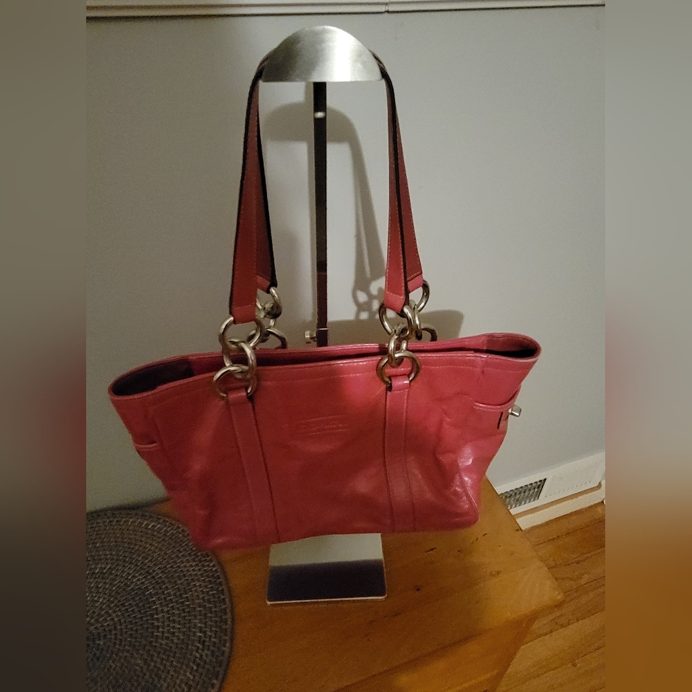 Coach pink patent leather shoulderbag